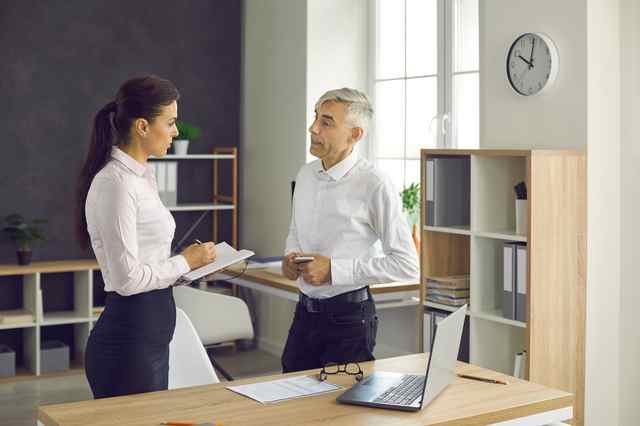 jefe dando ordenes subordinado